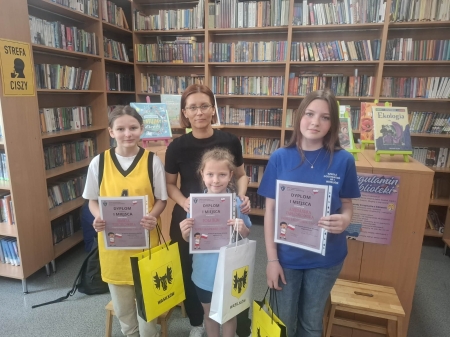 Fotorelacja z wręczenia dyplomów i nagród w konkursach organizowanych przez bibliotekę szk