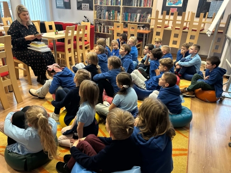 Lekcja pełna pasji i kreatywności – klasa 2D w Bibliotece Miejskiej