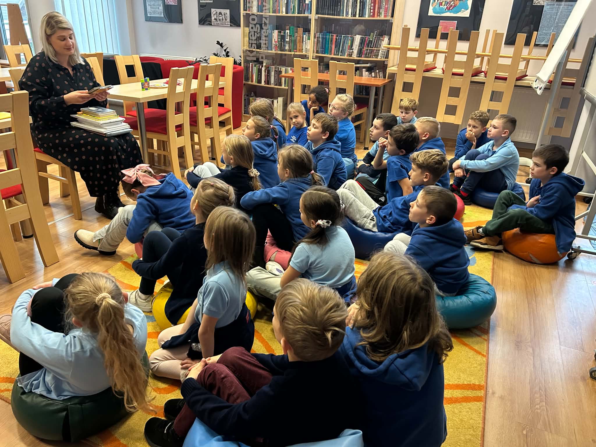 Lekcja pełna pasji i kreatywności – klasa 2D w Bibliotece Miejskiej